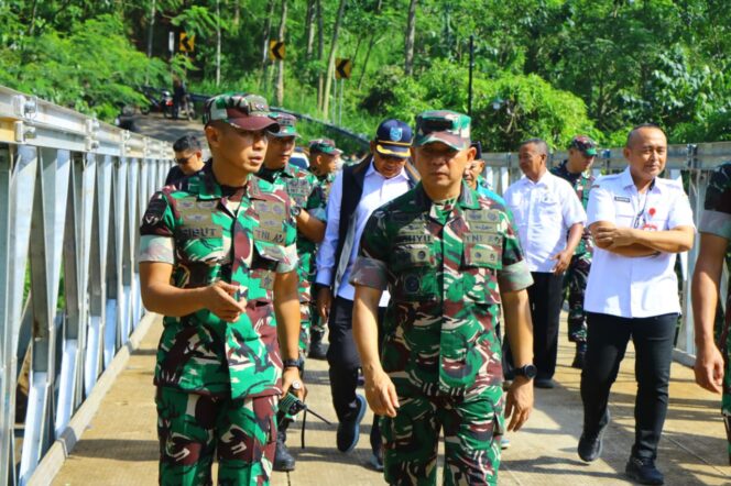
Danrem 083/Bdj Tinjau Percepatan Pembangunan Jembatan Bailey di Wilayah Kecamatan Lumbang