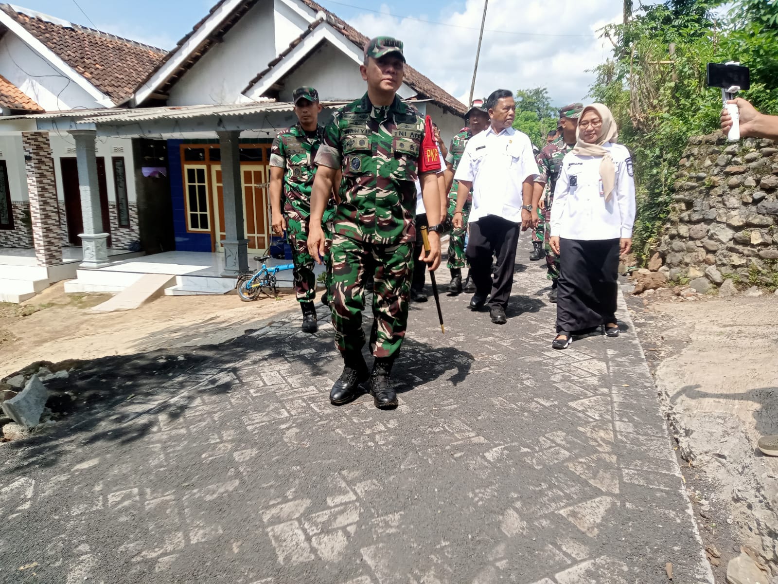 Danrem 083/Bdj Tinjau Langsung Progres Pembangunan TMMD di Desa Brabe