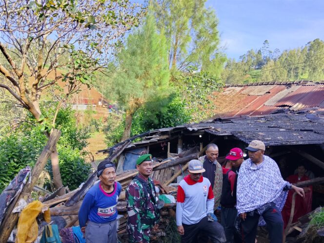 
Gerak Cepat Serda Chairul Tangani Longsor di Pandansari Probolinggo, Warga Diimbau Waspada Cuaca Ekstrem