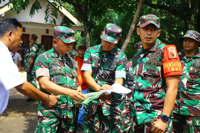 
Danrem 083/Baladika Jaya Terima Paparan Singkat Progres TMMD Ke-128 di Desa Brabe