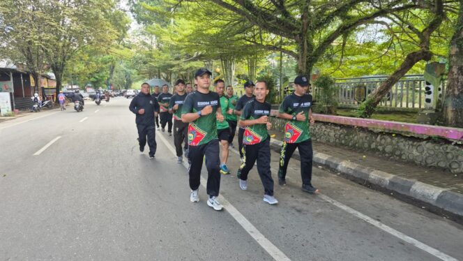 
Prajurit Kodim 1002/HST Gelar Lari Jalanan Keliling Kota Barabai