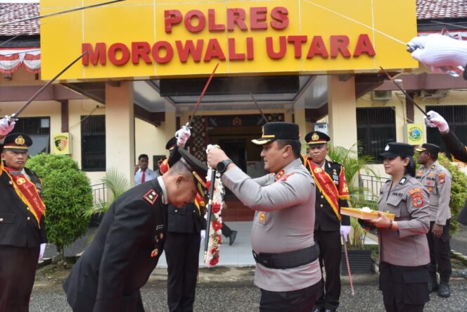 
Polres Morowali Utara Gelar Wisuda Purna Bhakti Wakapolres Morowali Utara dengan penuh haru