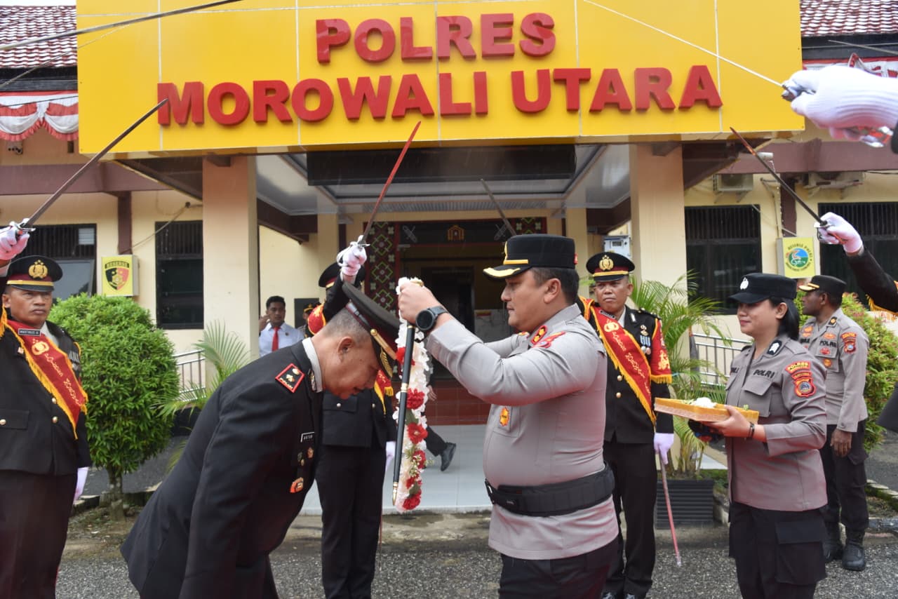 Polres Morowali Utara Gelar Wisuda Purna Bhakti Wakapolres Morowali Utara dengan penuh haru