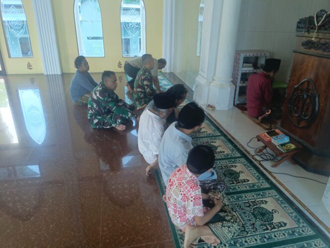 
Tingkatkan Kemanunggalan, Satgas TMMD Ke-128 Sholat Asar Berjamaah Bersama Warga Desa Brabe