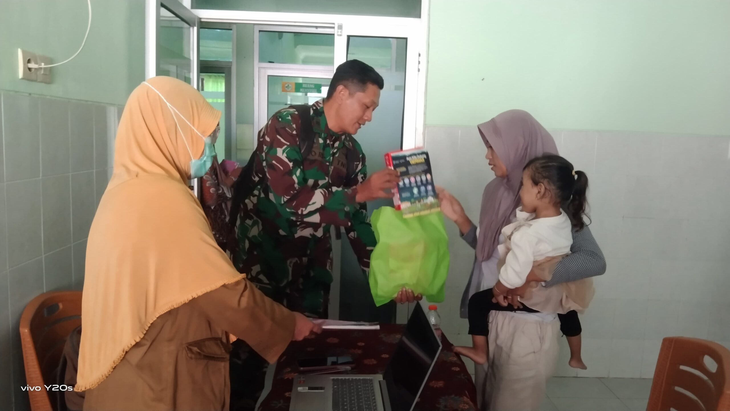 Upaya Tekan Angka Stunting, Satgas TMMD Ke-128 Laksanakan Pemberian Nutrisi Anak Stunting di Puskesmas Maron