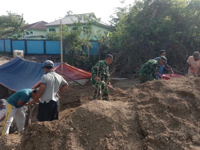 
Personel Kodim 1505/Tidore Terus Lanjutkan Pembangunan Jembatan Garuda di Desa