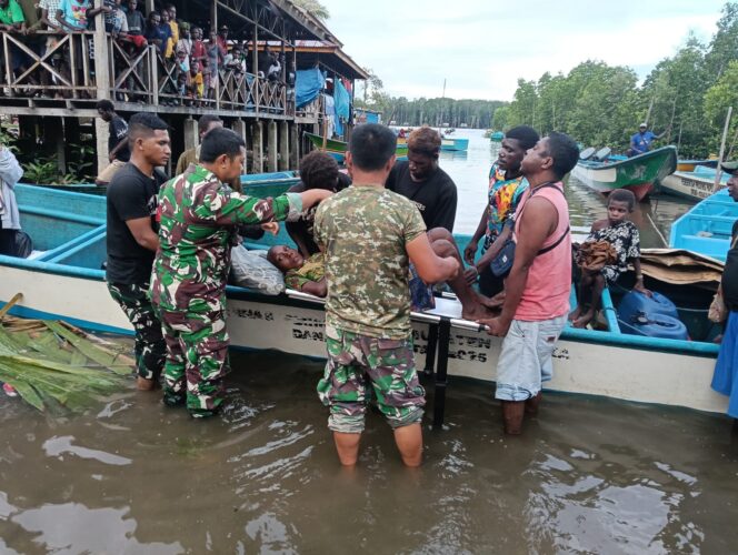 
Satgas TMMD Tunjukkan Kepedulian dengan Evakuasi Warga Sakit