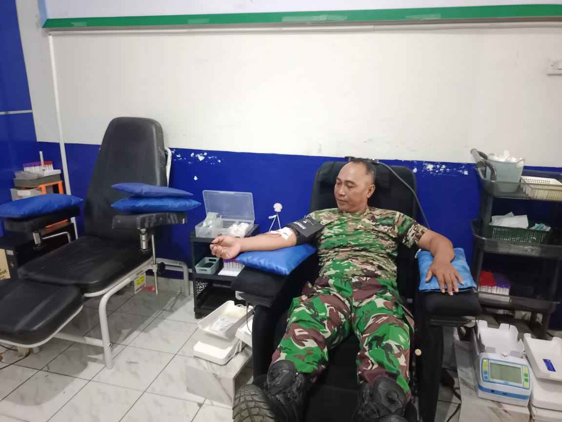 Peduli Sesama, Babinsa Koramil Barabai Bantu Pasien dengan Donor Darah