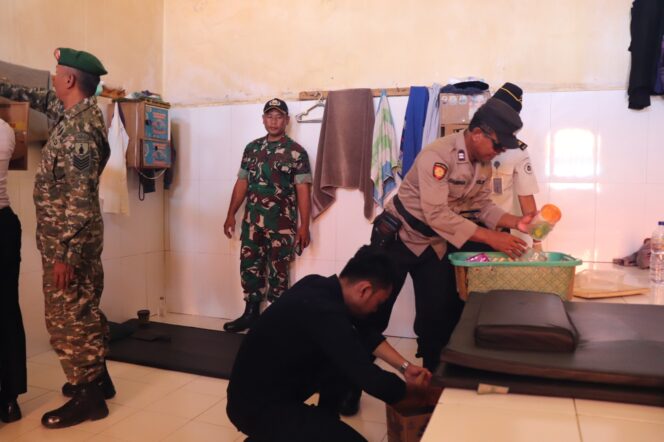 
Rutan Kraksaan Gandeng TNI-Polri Razia Blok Wanita Bebas Narkoba