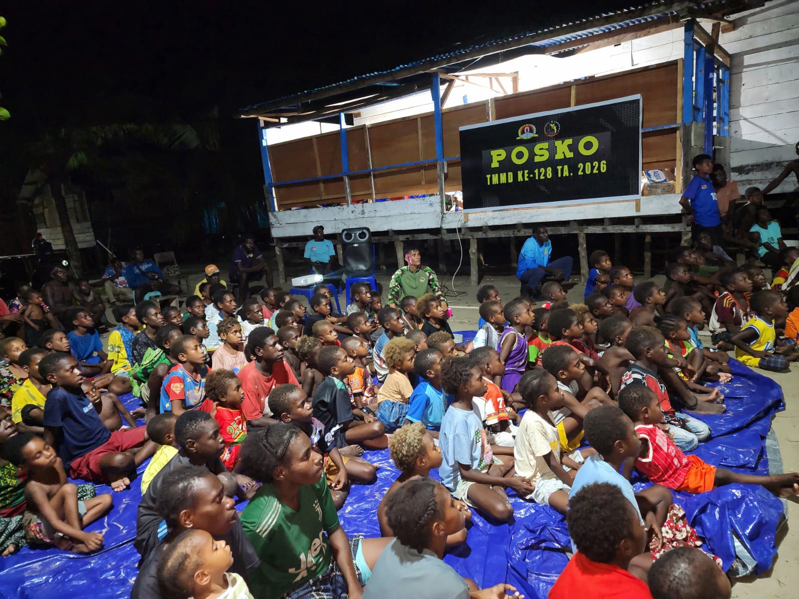 Nonton Bareng Film Edukasi, Satgas TMMD Bagikan Makanan Bergizi kepada Anak-Anak Kampung Keakwa