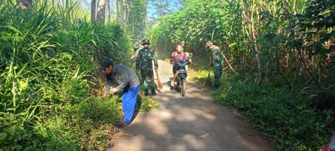
Satgas TMMD Ke-128 Kodim 0820/Probolinggo dan Warga Desa Brabe Gelar Pembersihan Jalan di Dusun Klagin