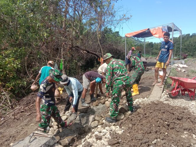 
Tak Kenal Lelah, Personil TNI dan Warga Tetap Gas Pembangunan Jembatan Garuda
