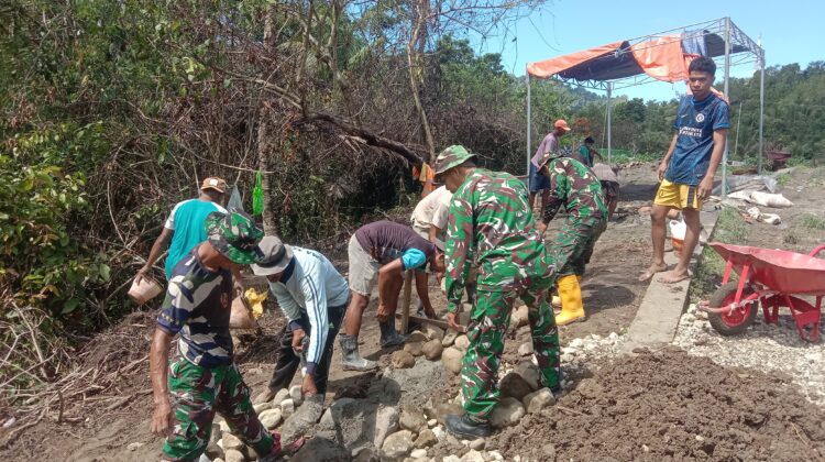Tak Kenal Lelah, Personil TNI dan Warga Tetap Gas Pembangunan Jembatan Garuda