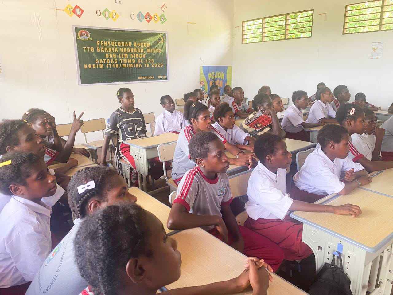 Satgas TMMD Ke-128 Kodim 1710/Mimika Beri Penyuluhan Bahaya Narkoba dan Lem Aibon kepada Pelajar