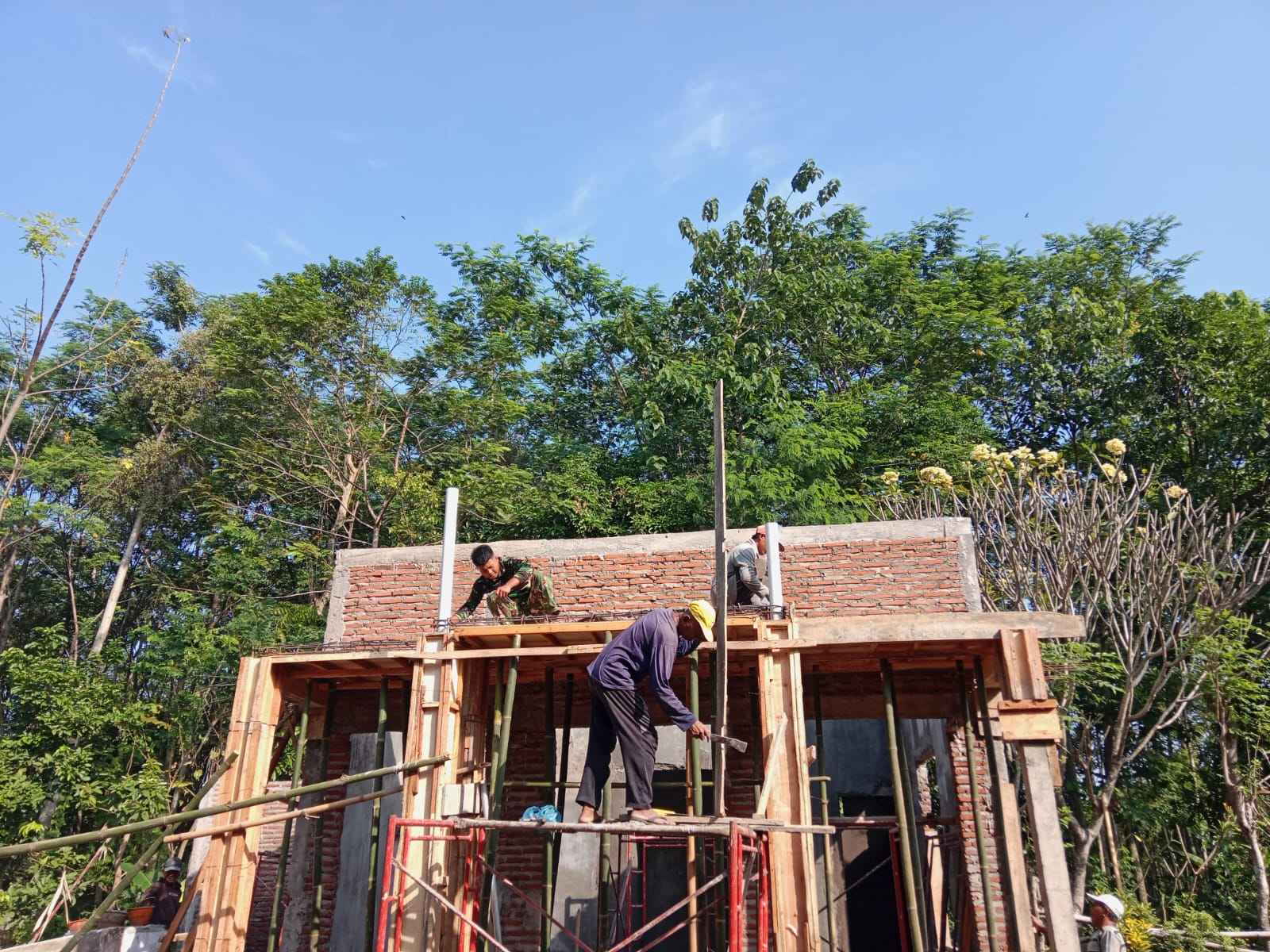Progres 70 Persen, Satgas TMMD Ke-128 Pastikan Pembangunan Musholla Baiturrohim di Dusun Leduk Selesai Tepat Waktu Progres 70 Persen, Satgas TMMD Ke-128 Pastikan Pembangunan Musholla Baiturrohim di Dusun Leduk Selesai Tepat Waktu