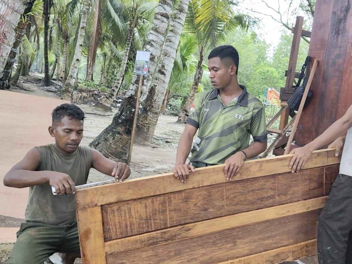 Satgas TMMD Tuntaskan Pemasangan Pintu MCK Umum di Kampung Keakwa