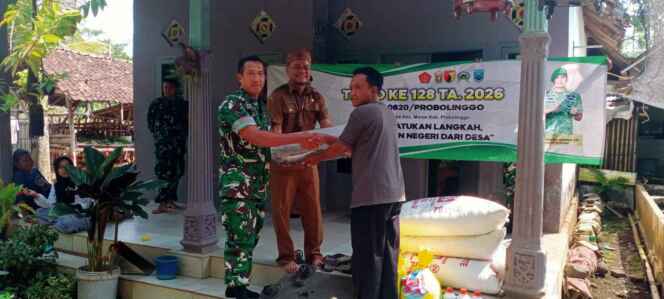 
Dukung Program TMMD Ke-128, Dinas Perikanan Kabupaten Probolinggo Salurkan 1.000 Bibit Ikan Lele di Desa Brabe