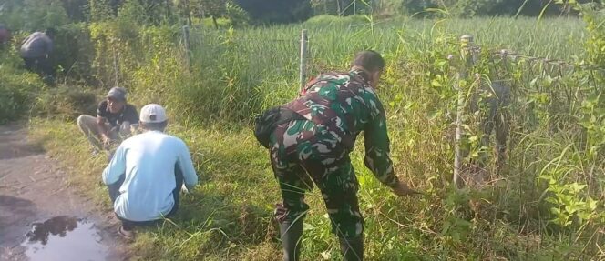 
Koramil Leces Kerja bakti bersihkan jalan desa dan irigasi
