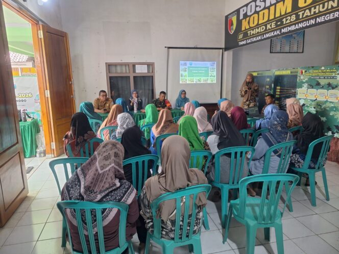 
Sosialisasi Penanganan Sampah Rumah Tangga dan Pelatihan Pembuatan Eco Enzyme Dukung Program TMMD Ke-128 Kodim 0820/Probolinggo