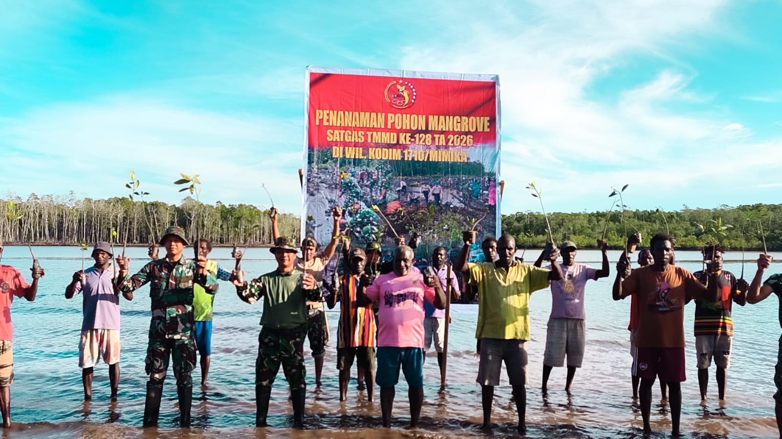 Bersatu Dengan Alam, Satgas TMMD Kodim 1710/Mimika Tanam Ribuan Bibit Mangrove Mangrove