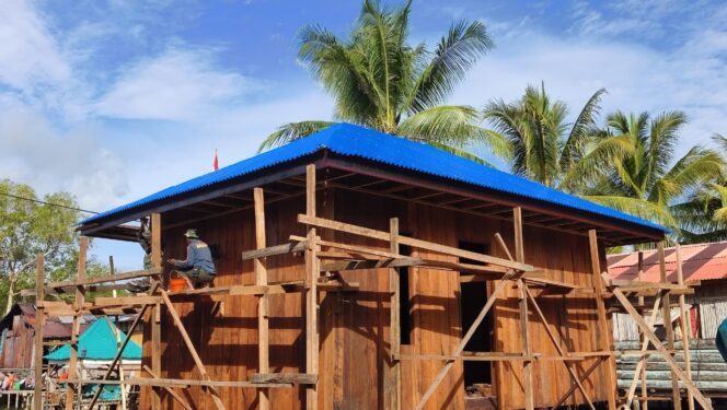 
Satgas TMMD Ke-128 Kodim 1710/Mimika: Pemasangan Atap Rampung, Progres Pembangunan 5 Rumah Capai 90 Persen