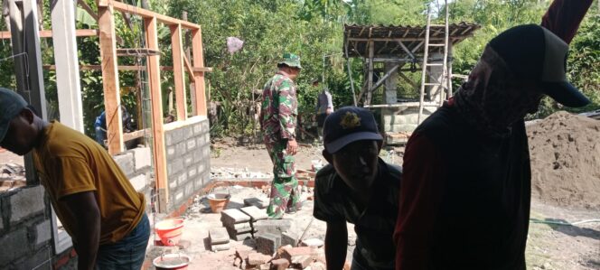 
Wujud Nyata Kemanunggalan, Koramil Leces Bantu Proses Pembangunan Rumah Warga