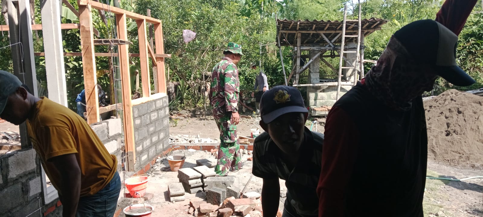 Wujud Nyata Kemanunggalan, Koramil Leces Bantu Proses Pembangunan Rumah Warga
