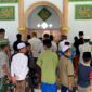 Tingkatkan Imam Dan Takwa, Satgas Sholat Jumat Berjamaah Bersama Warga