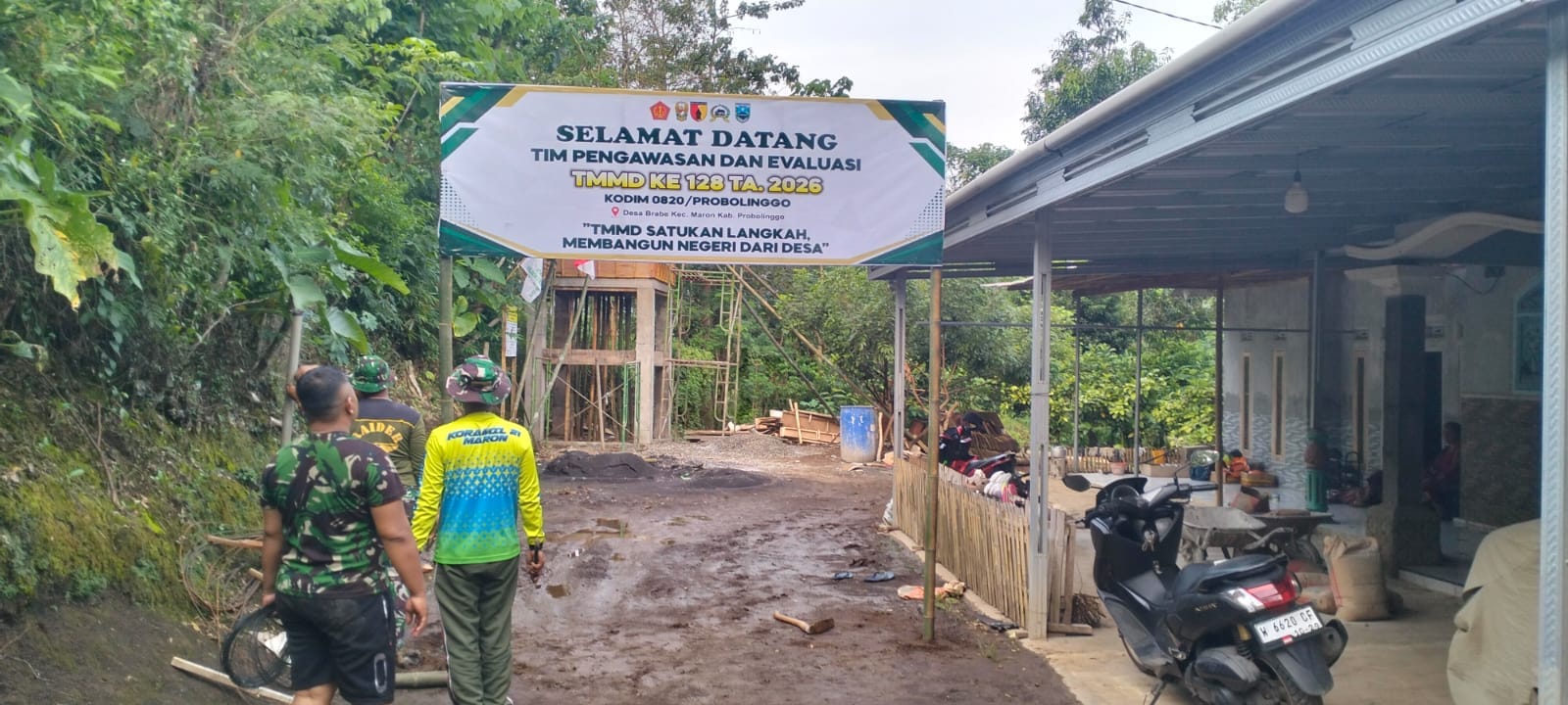 Satgas Bersama Warga Pasang Benner Sambut Tim Wasev Sterad TNI Satgas Bersama Warga Pasang Benner Sambut Tim Wasev Sterad TNI