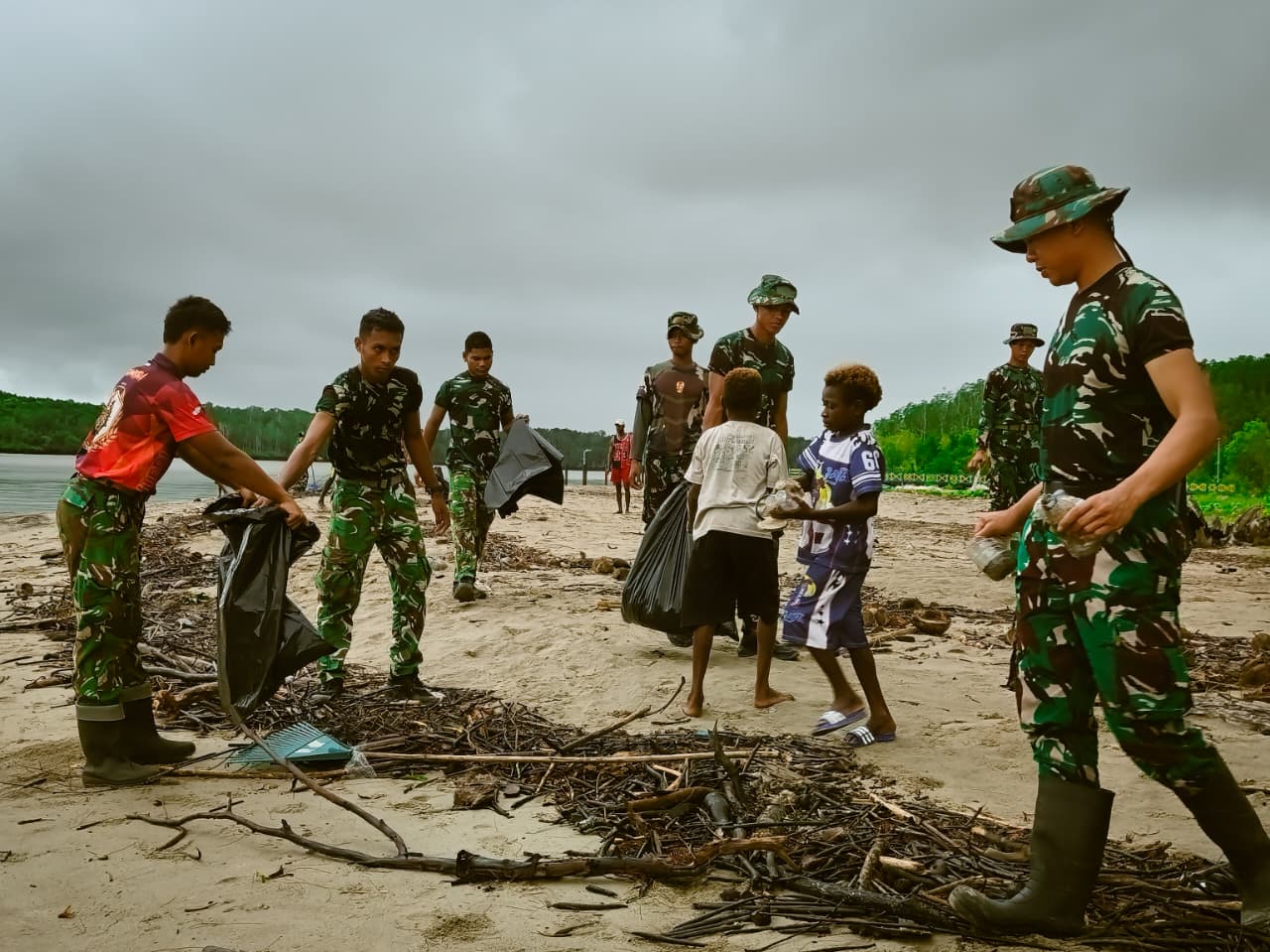 Aksi Bersih Pantai Keakwa oleh Satgas TMMD Kodim 1710/Mimika Aksi Bersih Pantai Keakwa oleh Satgas TMMD Kodim 1710/Mimika
