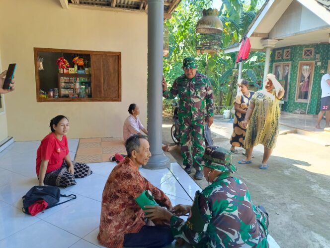 
Peduli Kesehatan Warga, Tim Medis Satgas TMMD Layani Pemeriksaan Gratis