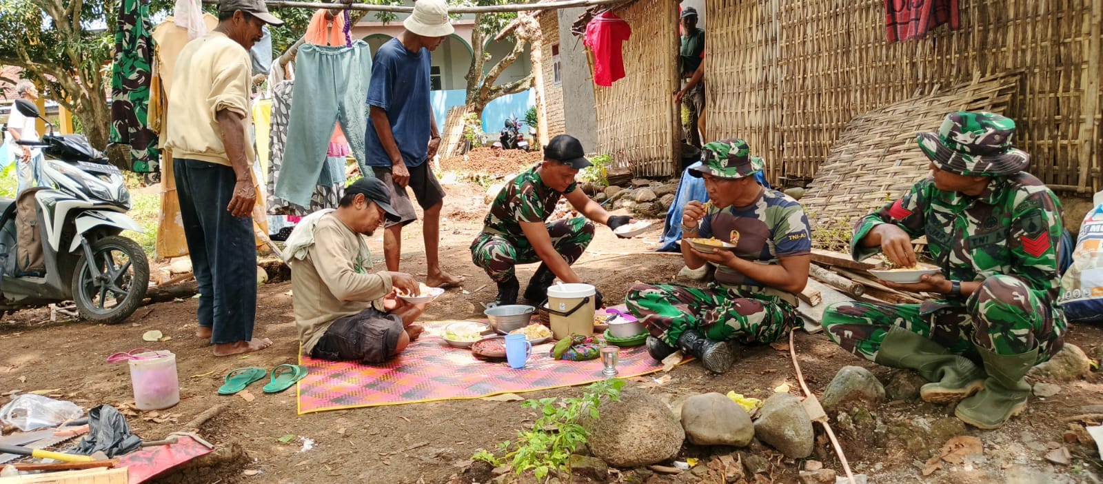 Penuh Keakraban, Satgas TMMD Ke-128 Kodim 0820/Probolinggo Nikmati Makan Siang Bersama Warga Penuh Keakraban, Satgas TMMD Ke-128 Kodim 0820/Probolinggo Nikmati Makan Siang Bersama Warga