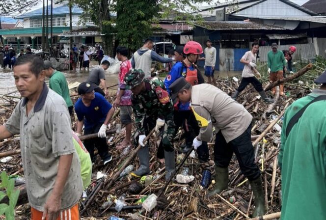 
Gotong Royong Bersihkan Sungai Barabai, Babinsa dan Relawan Turun Tangan