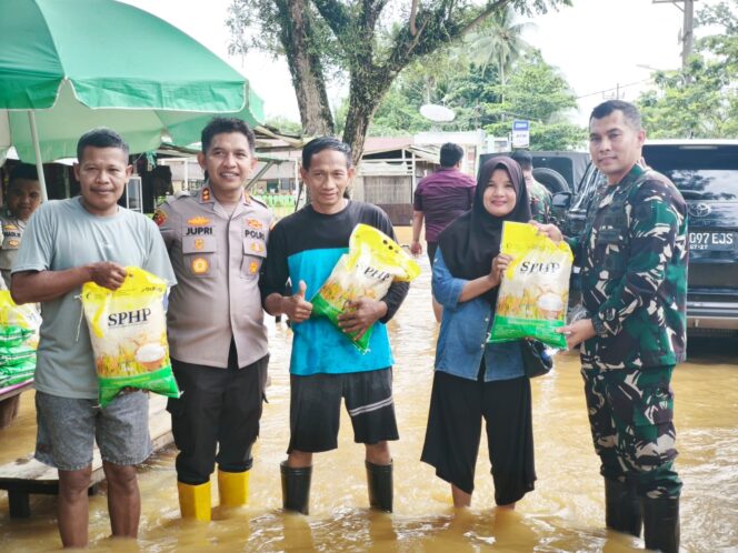 
Dandim 1002/HST dan Kapolres HST Hadir di Tengah Warga Terdampak Banjir