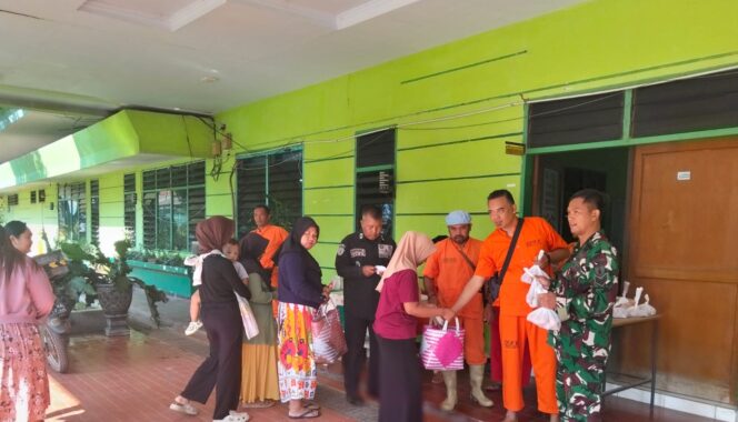 
Koramil Wonomerto Melakukan Pendampingan Dalam Pembagian Sembako Kepada Masyarakat