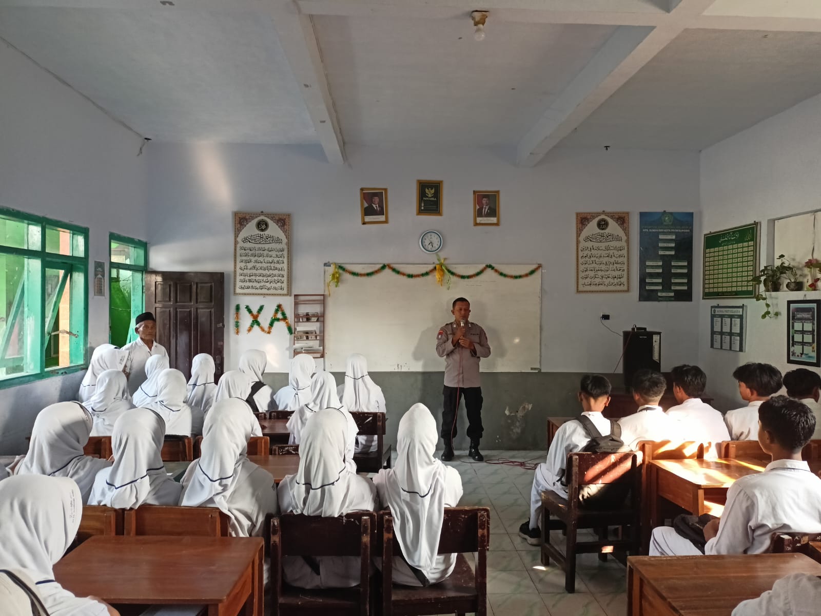 Polisi Masuk Sekolah, Pelajar MTs Sunan Giri Probolinggo Digembleng Disiplin dan Anti Kenakalan Remaja