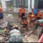 Semangat Gotong Royong, TNI Bersama Warga Bersihkan Sampah di Jembatan Garuda