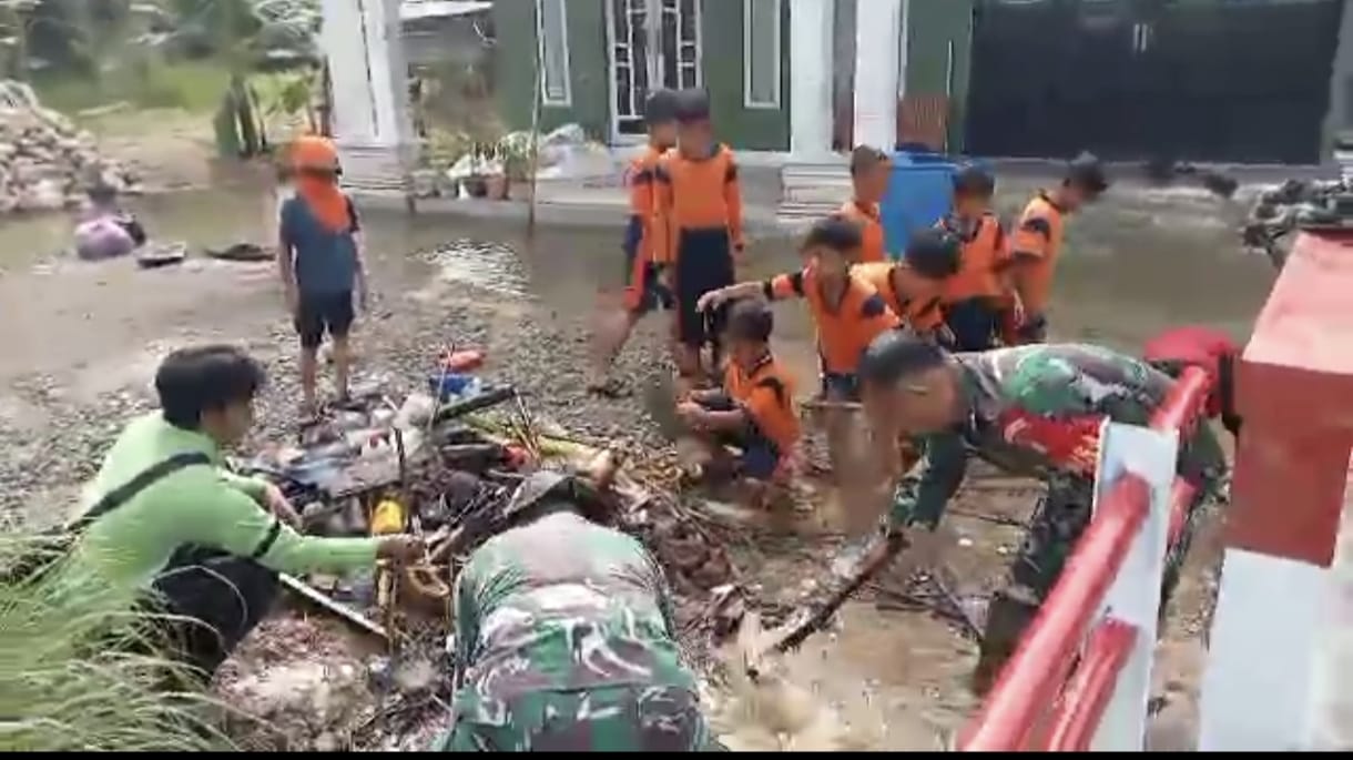 Semangat Gotong Royong, TNI Bersama Warga Bersihkan Sampah di Jembatan Garuda