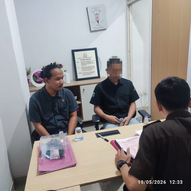 
Polres Banggai Ungkap Kos Jadi Warung Narkoba, Tersangka dan 50 paket Sabu Diserahkan ke JPU