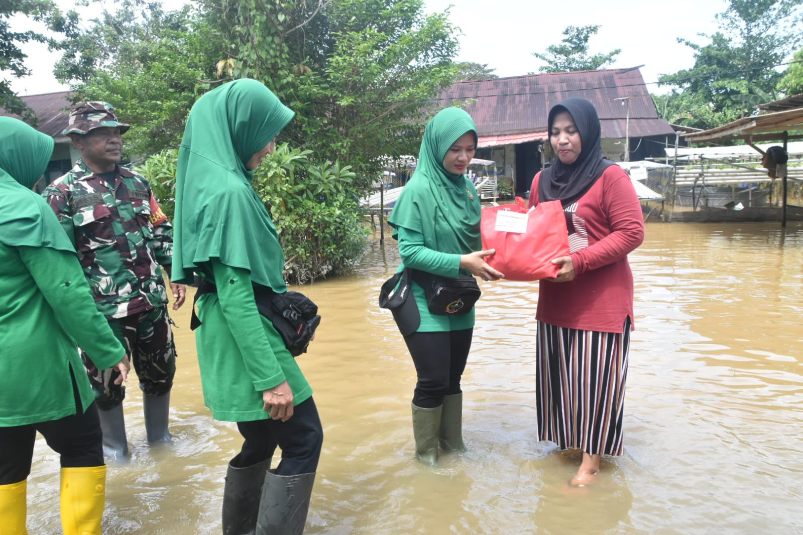 Ny. Hapsari O.P. Siregar Salurkan Bantuan untuk Anggota Kodim 1002/HST Ny. Hapsari O.P. Siregar Salurkan Bantuan untuk Anggota Kodim 1002/HST