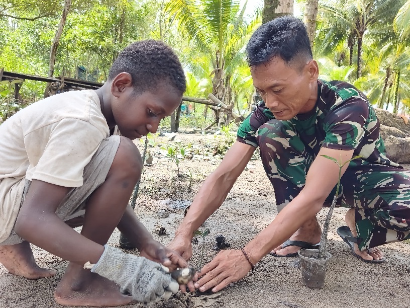 Satgas TMMD Kodim 1710/Mimika Tanamkan Kepedulian Lingkungan Lewat Penanaman Mangrove Bersama Anak-Anak