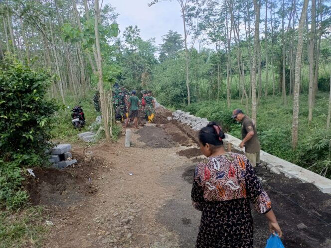 
Warga Apresiasi Kinerja Satgas TMMD dalam Pemasangan Paving di Desa Brabe