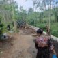Warga Apresiasi Kinerja Satgas TMMD dalam Pemasangan Paving di Desa Brabe Warga Apresiasi Kinerja Satgas TMMD dalam Pemasangan Paving di Desa Brabe