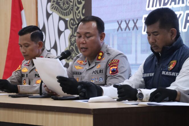 
Polsek Cepu dan Resmob Polres Blora Gulung Komplotan Pengeroyok Salah Sasaran, Tersangka Sempat Acungkan Celurit Emas