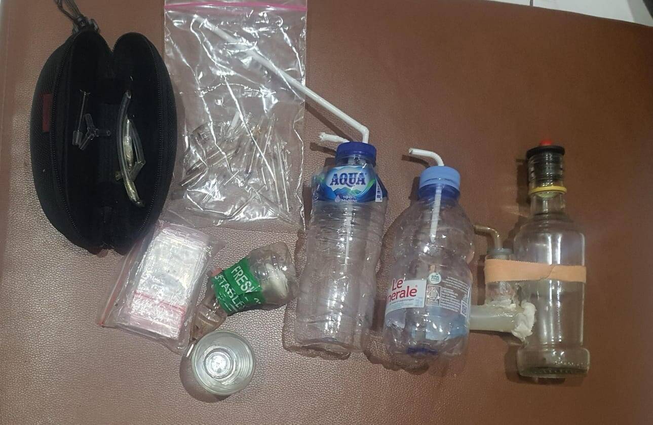 Polda Jateng Ungkap Peredaran Sabu di Solo, Dua Pria Diamankan Usai Coba Kabur dari Basement Hotel Polda Jateng Ungkap Peredaran Sabu di Solo, Dua Pria Diamankan Usai Coba Kabur dari Basement Hotel