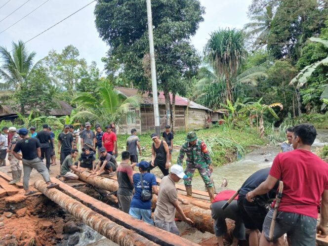 
Jembatan Putus Diterjang Banjir, Babinsa dan Instansi Terkait Bergerak Cepat