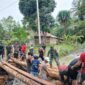 Jembatan Putus Diterjang Banjir, Babinsa dan Instansi Terkait Bergerak Cepat Jembatan Putus Diterjang Banjir, Babinsa dan Instansi Terkait Bergerak Cepat