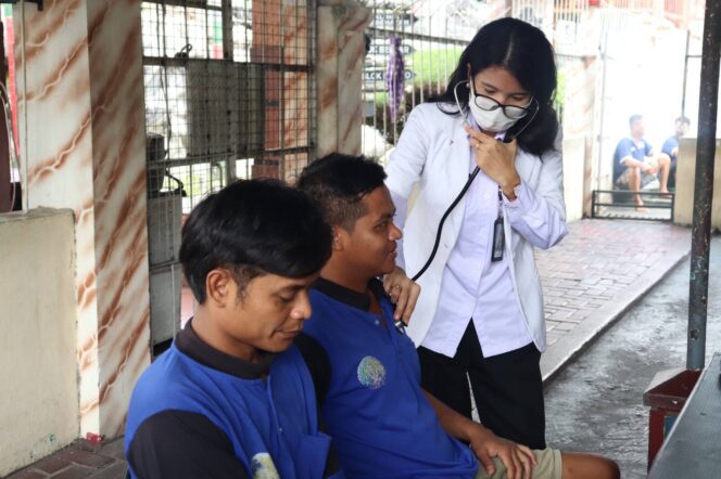 
Layanan Kesehatan Rutin Pastikan Warga Binaan Rutan Kraksaan Tetap Sehat