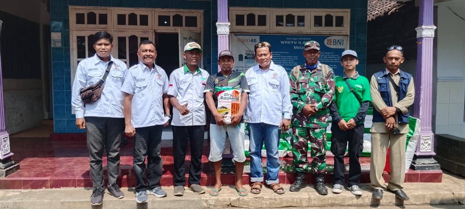Tingkatkan Ketahanan Pangan Nasional, Koramil Wonomerto Dampingi Penyerahan Bantuan Bibit Jagung Kepada Kelompok Tani