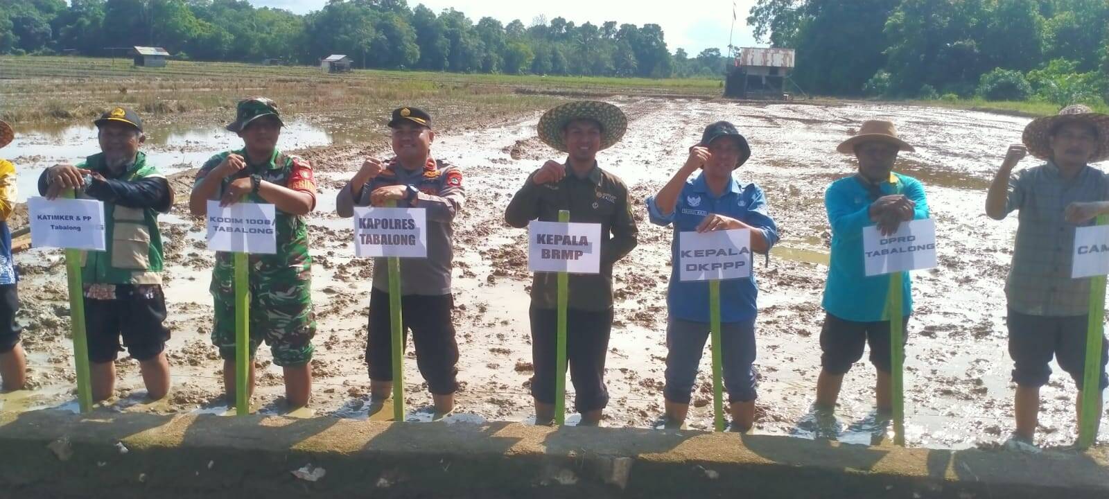 Babinsa Koramil 1008-02/Haruai-Upau-Bintang Ara Hadiri Tanam Perdana Padi PM-AAS di Upau